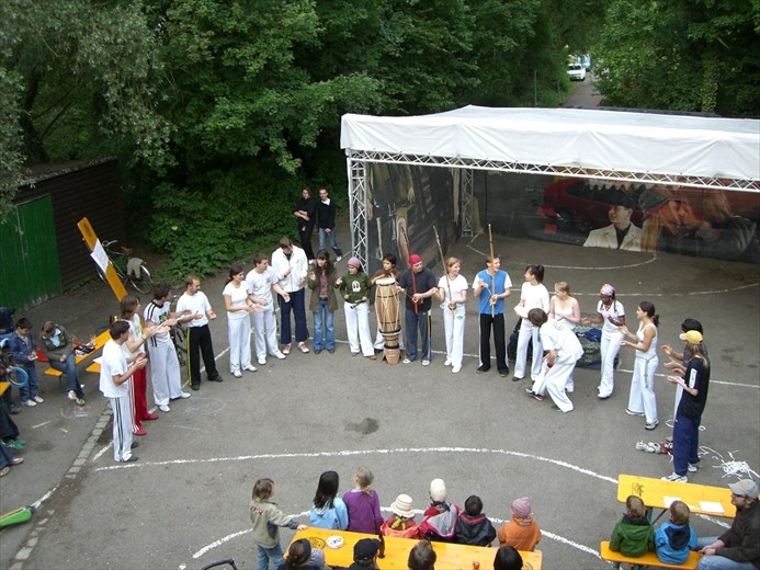 Capoeira-Gruppe in einem großen Kreis auf der Blauinsel