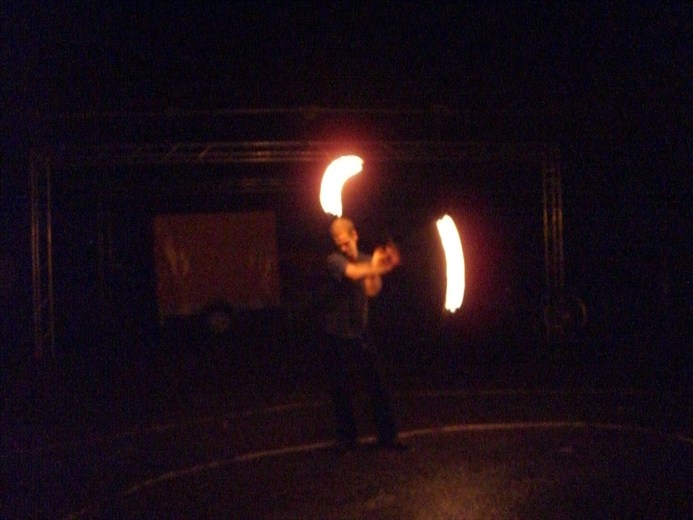 Feuerkünstler in einer nächtlichen Performance