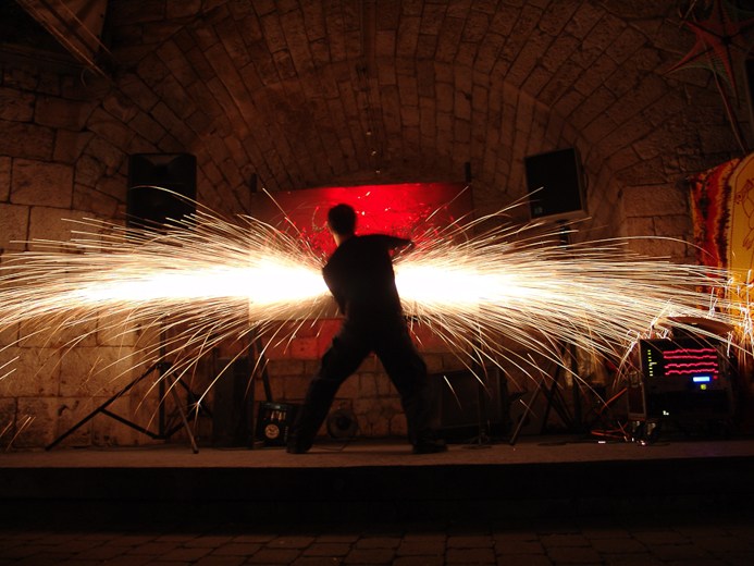 Feuerperformance mit einem breiten Fächer aus Funken