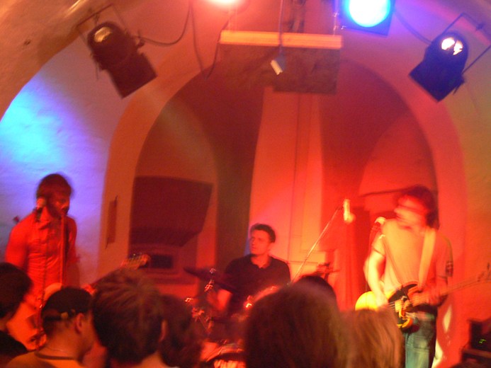 Live-Band im Gewölbe vor dichtem Publikum