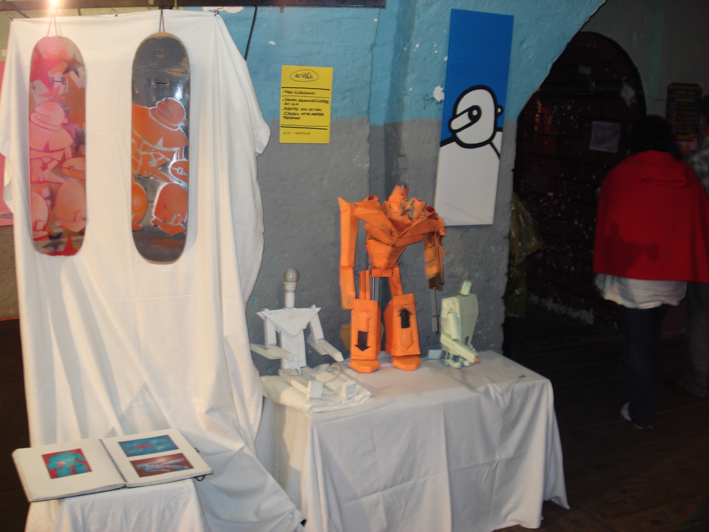 Ausstellung mit bemalten Skateboards und farbigen Objektfiguren
