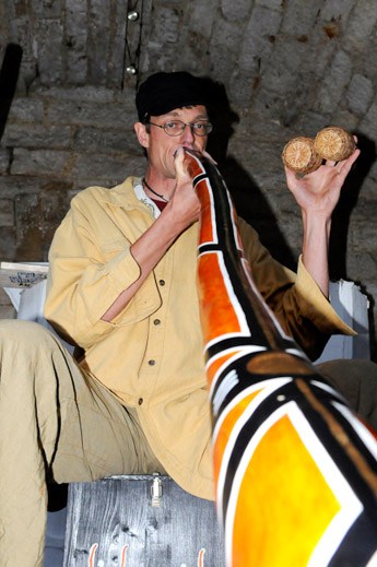 Musiker spielt Didgeridoo im Gewölbe