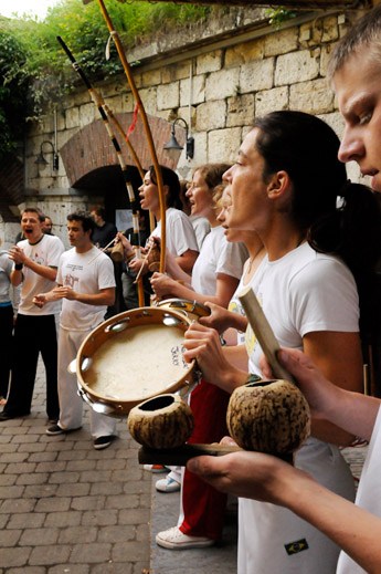 Erwachsene Musikerinnen und Musiker spielen gemeinsam Rhythmusinstrumente