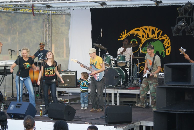Mehrköpfige Band spielt auf der Freiluftbühne