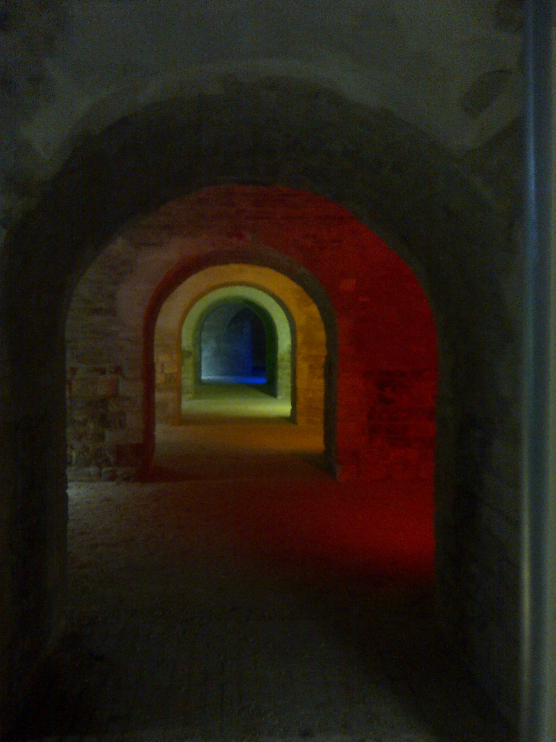 Tunnelblick durch farbig beleuchtete Gewölbebögen der Caponniere 4