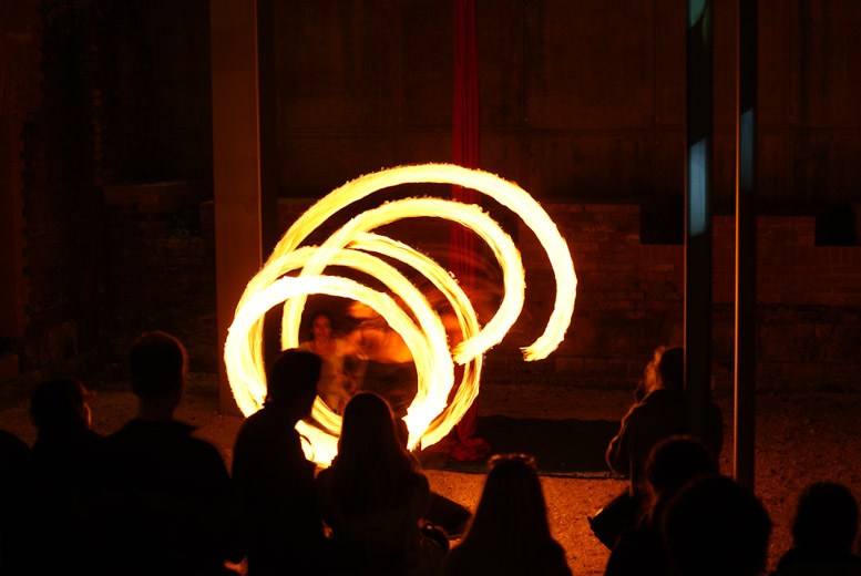 Lichtperformance mit leuchtenden Kreisen vor Publikum