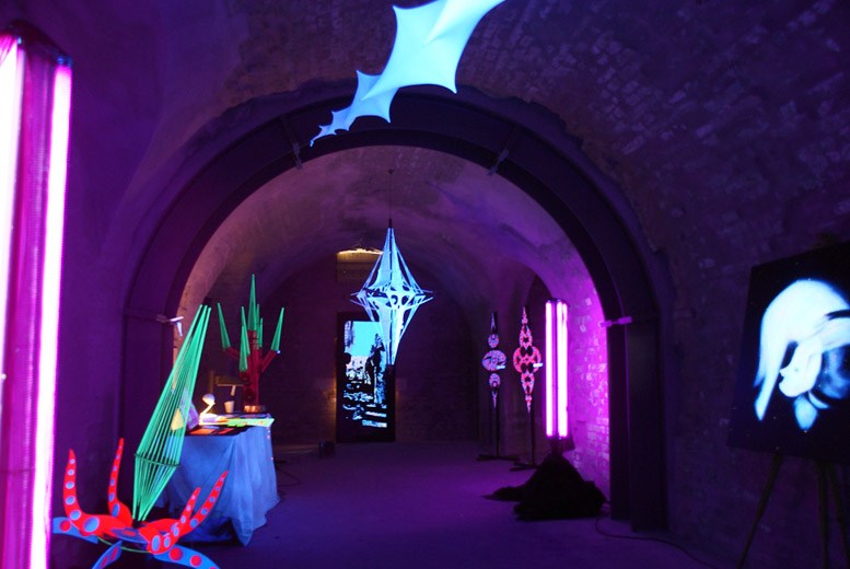 Gewölbe der Caponniere 4 mit farbigen Lichtobjekten und Neoninstallation