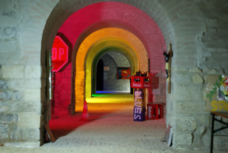 Regenbogenfarbig beleuchtete Torbögen führen tief durch das Gewölbe der Caponniere 4